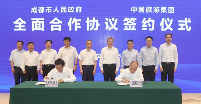 20180801077909.jpg 銳平書記會(huì)見中國(guó)旅游集團(tuán)董事長(zhǎng)萬敏并出席簽約儀式7_副本.jpg