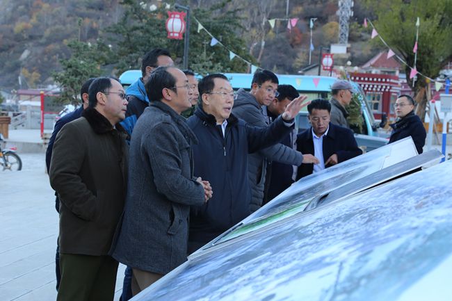 11、張學(xué)武董事長考察迪慶州阿墩子古城規(guī)劃建設(shè)情況_副本.jpg