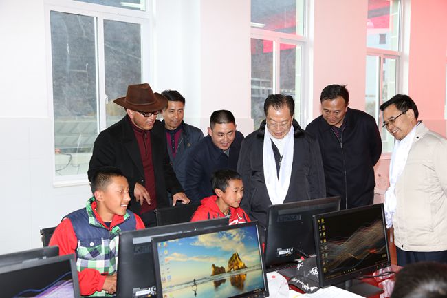 10、張學(xué)武董事長一行在集團(tuán)捐助的德欽縣“希望之星”電腦室考察，并饒有興致地教授學(xué)生使用搜索引擎_副本.jpg