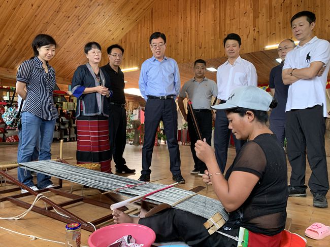 集團杜江總經(jīng)理調(diào)研雲(yún)南省孟連和西盟縣扶貧工作（圖）