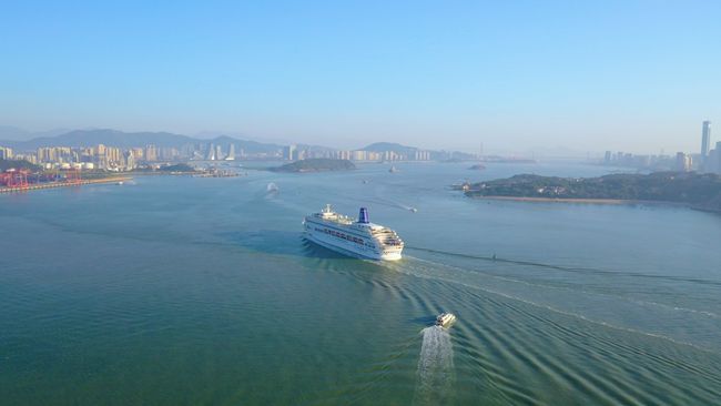 中國首艘自主運(yùn)營的豪華郵輪「鼓浪嶼」號抵達(dá)廈門港（圖）