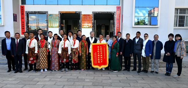 國家扶貧日集團萬敏董事長一行赴雲(yún)南省迪慶州開展脫貧攻堅工作調(diào)研（圖）